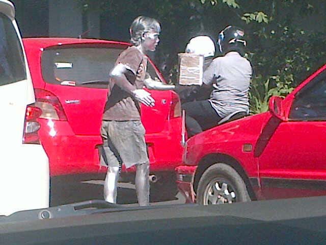 Manusia Bercat di Jalanan Bandung